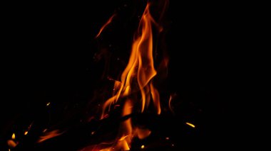 Soyut Ateş Işığı Dansı Yazdırma ve Dijital Kullanım İçin Siyah Arkaplanlı Alevleri İzole Etti