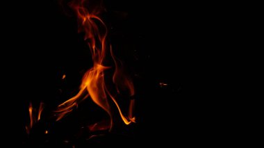 Başlık ya da Etiket Satırı Metni İçin Alanlı Karanlık Kavramsal Sahnede Minimalist Ateş