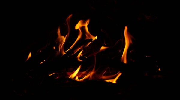 Ожесточенная энергия пламени на темно-сильном визуальном для брендинга, плакатов и искусства альбома