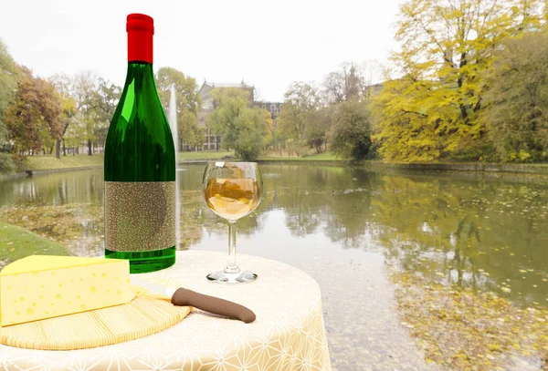 Garrafa Vinho Branco Pedaço Queijo Copo Com Vinho Uma Mesa — Fotografia de Stock