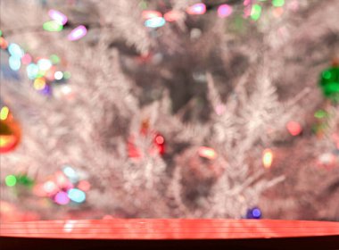 Noel partisinin arka planında boş ahşap bir masa var. Ürün toplanması için kaynaklar. 3d Hazırla.