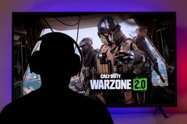 Kulaklıklı bir adam TV ekranında Call Of Duty Warzone 2.0 oynuyor, 15, Mar, 2023, Sao Paulo Brazil.