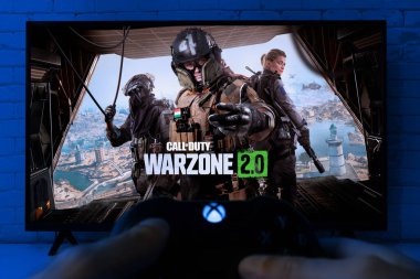 Call Of Duty Warzone 2.0 'ı TV ekranında Xbox kontrolörüyle oynayan çocuk, 15, Mar, 2023, Sao Paulo Brazil.