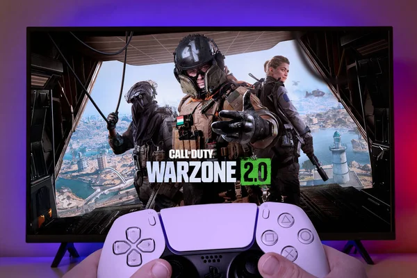 Ragazzo Che Call Duty Warzone Con Controller Playstation Sullo Schermo — Foto Stock