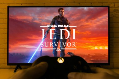 TV ekranında Star Wars Jedi Survivor logosu olan Xbox kontrolörü, 18 Nisan 2023, Sao Paulo, Brezilya.