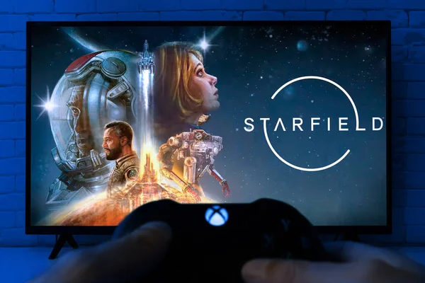 Man Spelar Starfield Spel Framför Med Xbox Controller Juni 2023 — Stockfoto