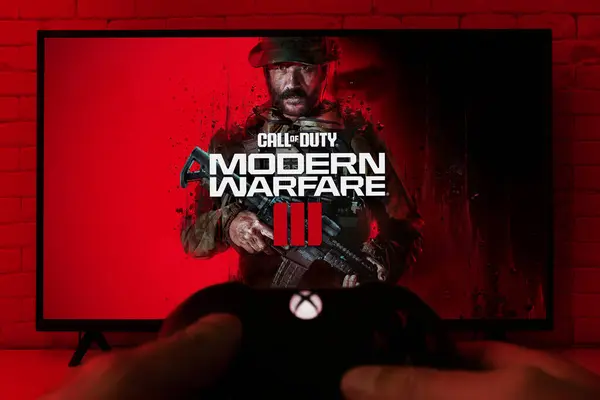 Jugar Call Duty Modern Warfare Con Controlador Xbox Nov 2023 Fotos de stock libres de derechos
