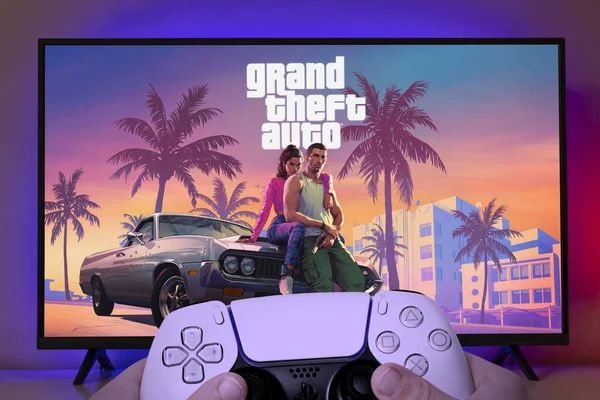 Playstation 5 denetleyicisi ile GTA VI oynuyorum, 15 Dez, 2023, Sao Paulo, Brezilya.