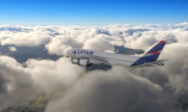 Latam Boeing 777 bulutların üzerinde uçuyor, 21 Mar, 2024, Sao Paulo, Brezilya