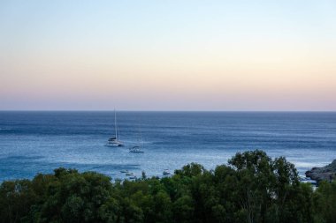 Yunanistan 'ın Mylopotas plajındaki güzel yelkenli manzarası