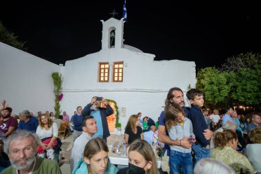 Ios, Yunanistan - 7 Eylül 2022: Yunanistan 'da yerel halk ve turistlerin Agia Theodoti' de Kutsal Meryem 'i kutladıkları geleneksel bir festival