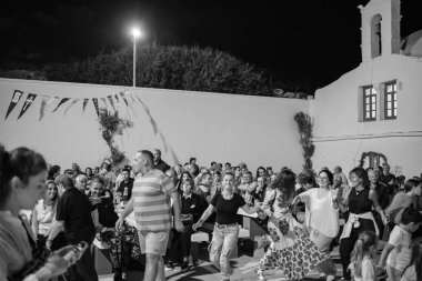 Ios, Yunanistan - 7 Eylül 2022: Yunanistan 'da yerel halk ve turistlerin siyah beyaz Agia Theodoti' de Kutsal Meryem 'i kutladıkları geleneksel bir festival