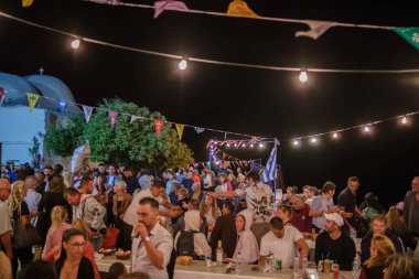 Ios, Yunanistan - 7 Eylül 2022: Yunanistan 'da yerel halk ve turistlerin Agia Theodoti' de Kutsal Meryem 'i kutladıkları geleneksel bir festival