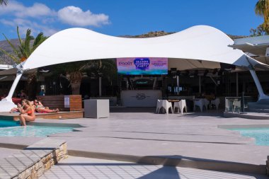 Ios, Yunanistan - 6 Eylül 2022: Ios Yunanistan 'da çok popüler bir sahil barı