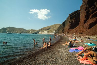 Santorini, Yunanistan - 5 Eylül 2022: Santorini Yunanistan 'daki ünlü ve kalabalık kırmızı plaj 