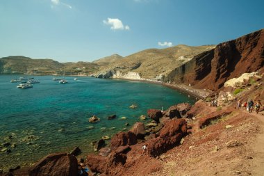 Santorini, Yunanistan - 5 Eylül 2022: Santorini Yunanistan 'daki ünlü ve kalabalık kırmızı plaj
