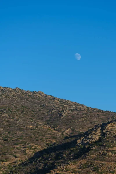 Вид Гору Единственным Белым Ожерельем Луной Голубом Небе Греческом Иосе — стоковое фото