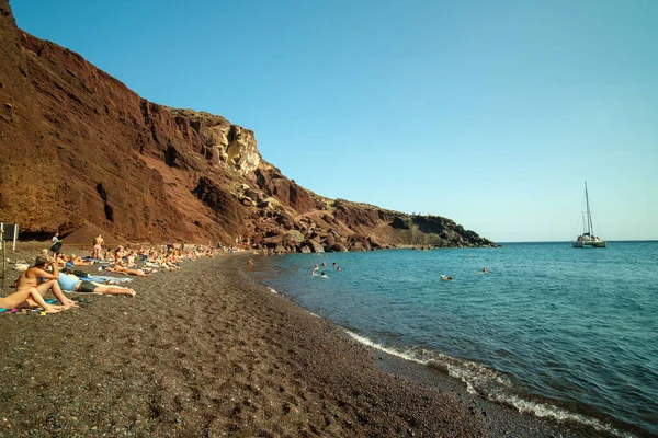 Санторини Греция Сентября 2022 Года Знаменитый Многолюдный Красный Пляж Санторини — стоковое фото