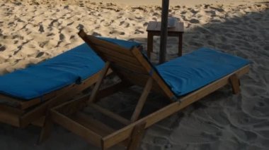 Yunanistan 'ın ünlü Mylopotas plajında iki lüks güneşlik ve bir güneş şemsiyesi manzarası