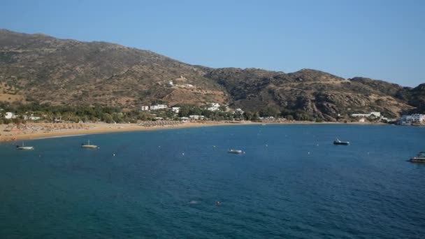 ギリシャ イオス 2022年9月11日 白塗りのホテルとイオスの有名なミロポタスビーチの眺めギリシャ — ストック動画