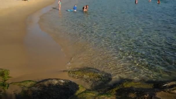 Ios Greece September 2022 Tourists Enjoying Beautiful Sandy Beach Mylopotas — Stock Video