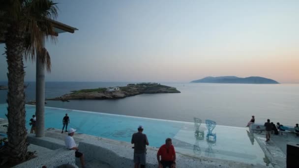 Ios Yunani September 2022 Turis Menikmati Minuman Koktail Dan Matahari — Stok Video