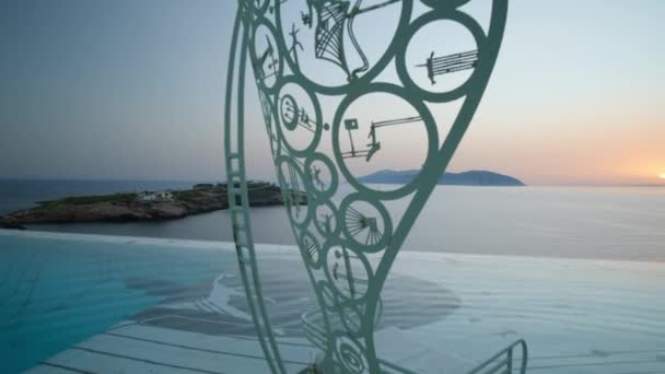 Ίος Ελλάδα Σεπτεμβρίου 2022 Άποψη Μιας Εκπληκτικής Πισίνας Διακοσμημένες Καρέκλες — Αρχείο Βίντεο