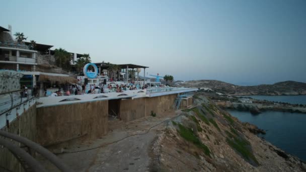 Ios Grecia Septembrie 2022 Turiștii Bucură Băuturi Cocktailuri Apus Soare — Videoclip de stoc