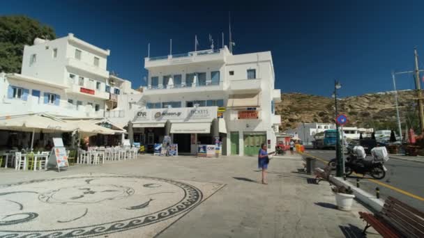 ギリシャ イオス 9月12 2022 港の絵と白塗りの正方形のパノラマビュー イオスギリシャの様々なレストランやカフェと — ストック動画