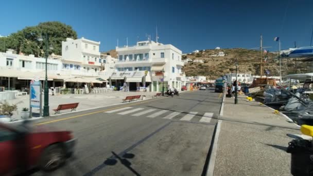 希腊爱奥斯 2022年9月12日 希腊爱奥斯港风景如画 粉刷过的广场全景 在那里有各种餐馆和咖啡馆 — 图库视频影像