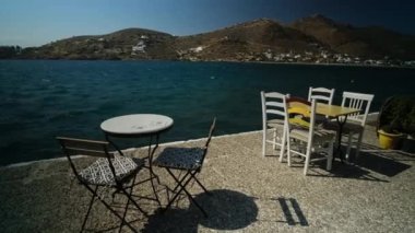 Yunanistan 'ın limanında deniz kenarında rahat sandalyeler ve masalar manzarası