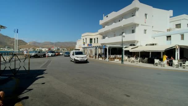 ギリシャ イオス 2022年9月12日 イオスギリシャの港の前で通過車 レストラン バーの表示 — ストック動画