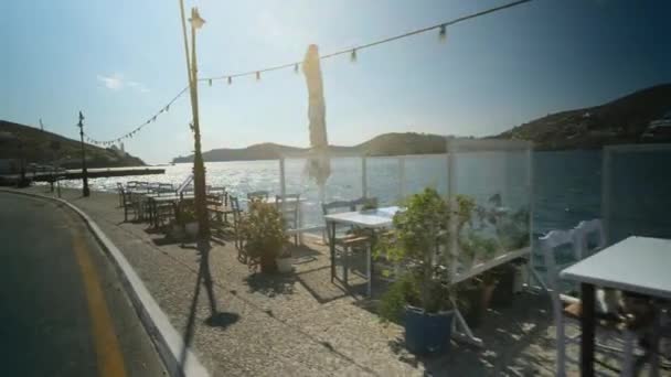 Ίος Ελλάδα Σεπτεμβρίου 2022 Περπατώντας Δίπλα Εστιατόρια Ζεστές Καρέκλες Και — Αρχείο Βίντεο