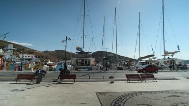 ギリシャ イオス 2022年9月12日 様々なレストランやカフェで ヨットや港の絵のように装飾された広場のパノラマビューギリシャ — ストック動画