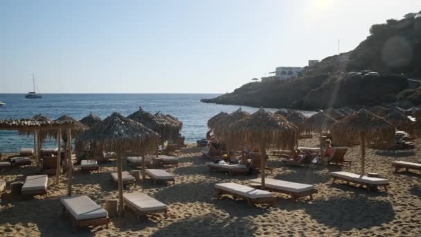 ギリシャ イオス 2022年9月11日 ギリシャのミロポタスの美しい砂浜での太陽のベッドと太陽の傘 — ストック動画