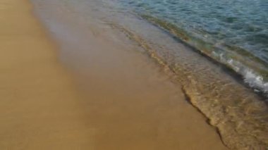 Yunanistan 'daki temiz Mylopotas sularıyla turkuaz kumlu plajı kapatın