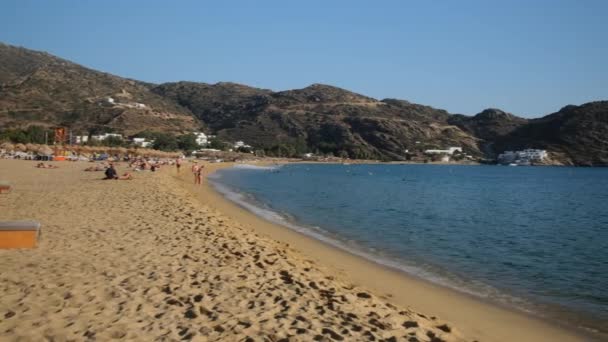 Ios Grécia Setembro 2022 Turistas Desfrutando Bela Praia Mylopotas Ios — Vídeo de Stock