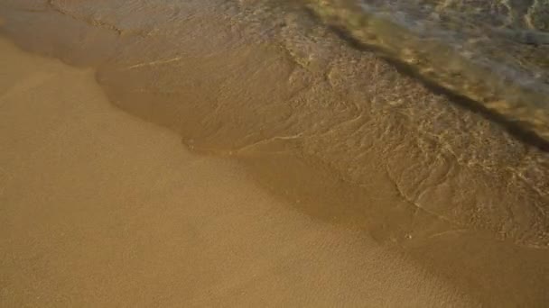 Primo Piano Della Spiaggia Sabbia Turchese Con Acque Limpide Mylopotas — Video Stock