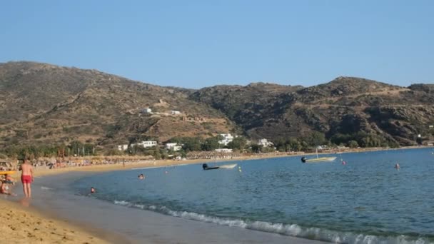 Іос Греція Вересня 2022 Року Туристи Насолоджуються Прекрасним Пляжем Мілопотас — стокове відео