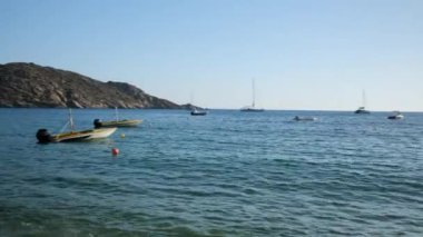 Ios, Yunanistan - 11 Eylül 2022: Yunanistan 'daki popüler Mylopotas plajının panoramik manzarası