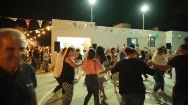 Ios, Yunanistan - 7 Eylül 2022: Yunanistan 'da yerel halk ve turistlerin dans ettiği, yediği, içtiği ve kilisede Kutsal Meryem' i kutladığı geleneksel bir festival