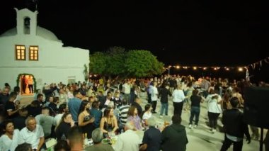 Ios, Yunanistan - 7 Eylül 2022: Yunanistan 'da yerel halk ve turistlerin dans ettiği, yediği, içtiği ve kilisede Kutsal Meryem' i kutladığı geleneksel bir festival