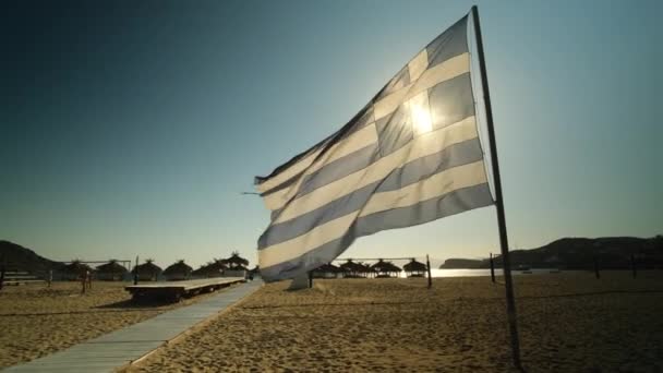 Enorme Bandera Nacional Griega Ondeando Viento Hermosa Playa Mylopotas Ios — Vídeos de Stock