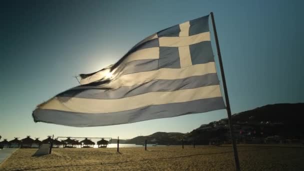 Obrovská Řecká Národní Vlajka Vlající Větru Krásné Pláži Mylopotas Ios — Stock video