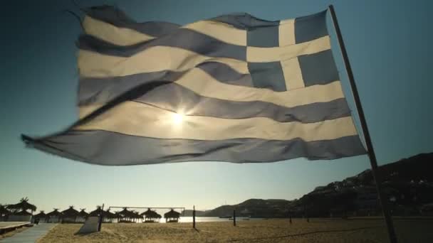 Enorme Bandera Nacional Griega Ondeando Viento Hermosa Playa Mylopotas Ios — Vídeo de stock