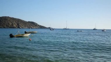 Ios, Yunanistan - 11 Eylül 2022: Yunanistan 'ın güzel Mylopotas plajının tadını çıkaran turistler