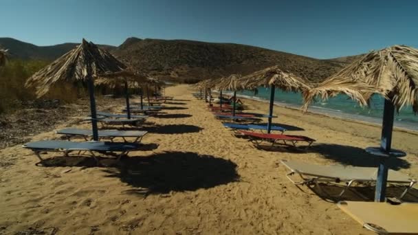 Ios Grecia Septembrie 2022 Vedere Șezlonguri Umbrele Soare Frumoasa Plajă — Videoclip de stoc