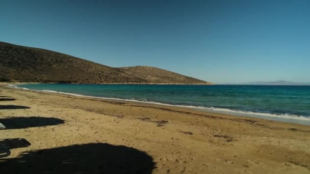Ios Grecia Septiembre 2022 Vista Tumbonas Sombrillas Playa Ios Grecia — Vídeos de Stock