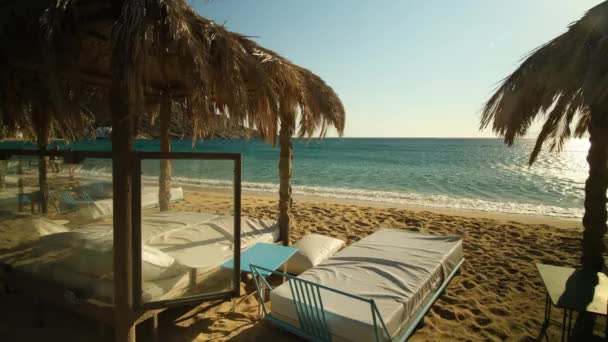 Lettini Lusso Nella Bellissima Spiaggia Mylopotas Ios Grecia — Video Stock