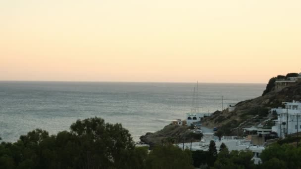 ギリシャ イオス 2022年9月8日 日没時にギリシャの美しいミロポタスビーチのバルコニーから息をのむような景色 — ストック動画